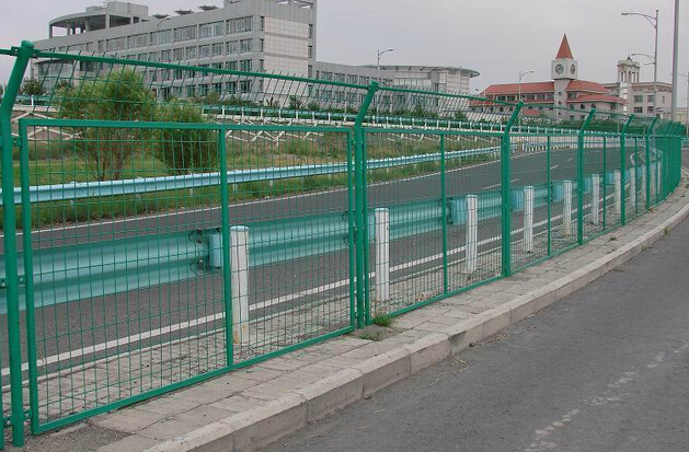热镀锌钢管用于路政防护栏工程