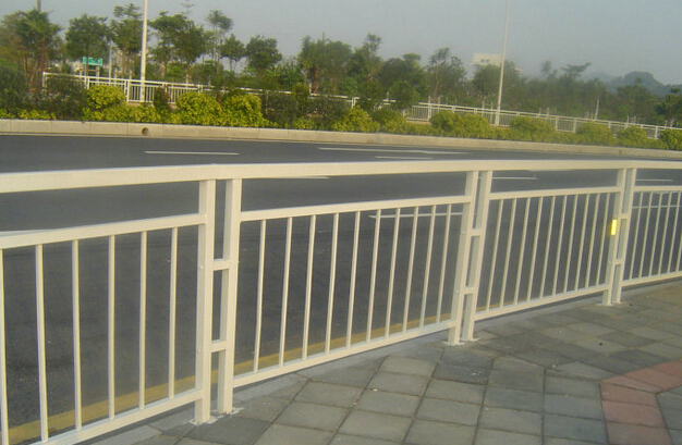热镀锌钢管用于路政防护栏工程